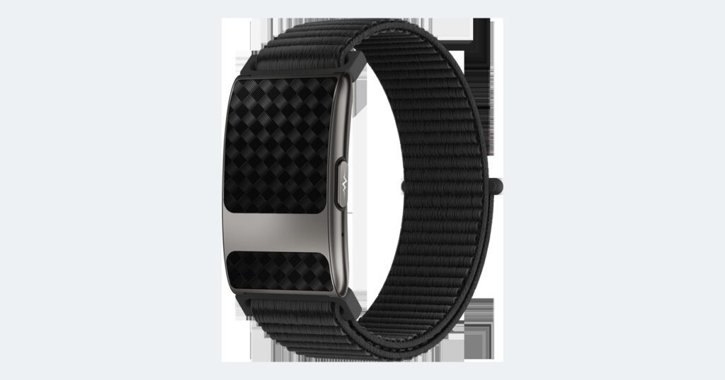 Screen-free fitness bracelet with woven strap