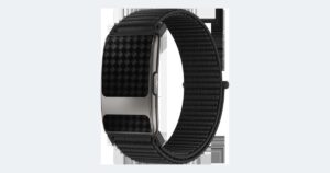 Screen-free fitness bracelet with woven strap